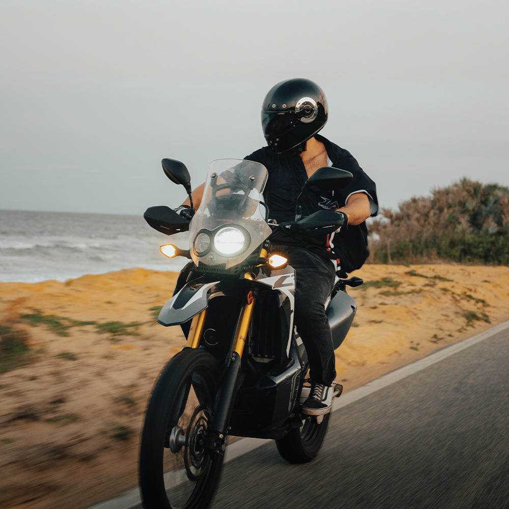 Daytona Retro Full Face Motorcycle Helmet | Hi-Gloss Black w/ Chrome Accents